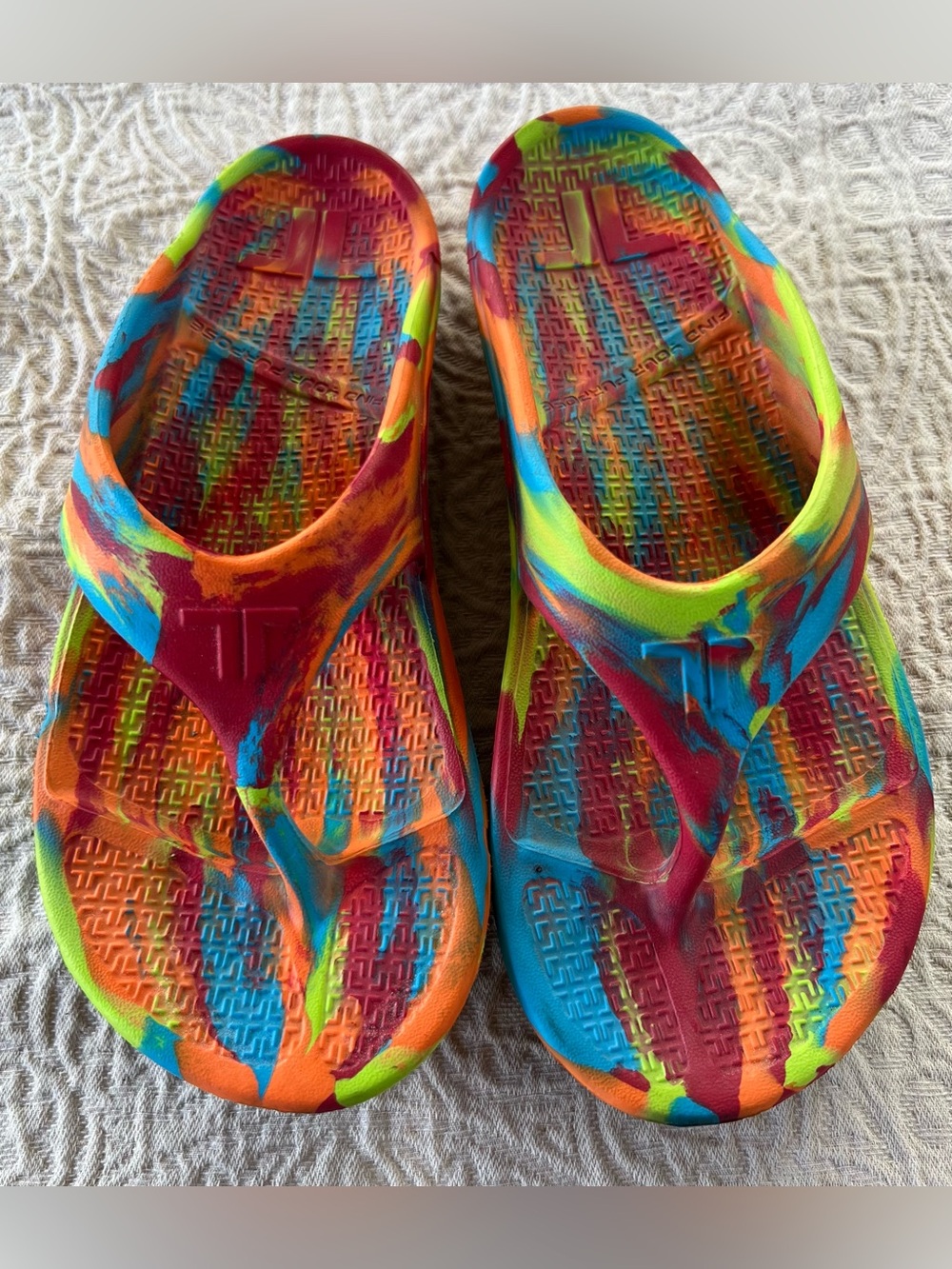 Telic Recovery Energy Flip Flop Melted Crayon Sandals M/ 9